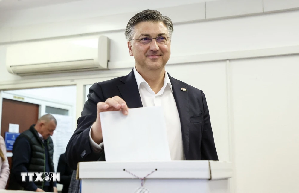 Thủ tướng Croatia Andrej Plenkovic bỏ phiếu bầu Quốc hội tại điểm bầu cử ở Zagreb ngày 17/4. (Ảnh: AFP/TTXVN)