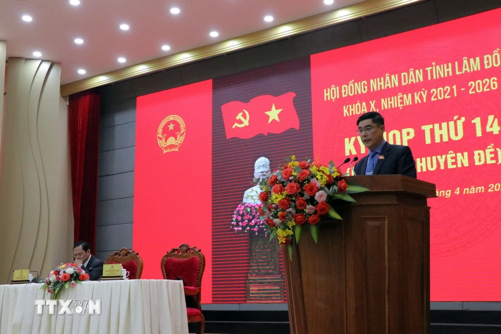 Ông Nguyễn Khắc Bình, Phó Chủ tịch Hội đồng Nhân dân tỉnh Lâm Đồng thông qua dự thảo Nghị quyết miễn nhiệm. (Ảnh: Quốc Hùng/TTXVN)