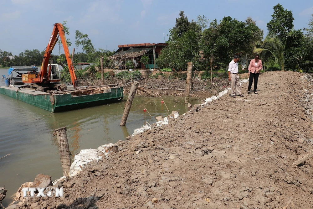 Đắp đập ngăn mặn tại vàm kênh Lầu tại xã Ngũ Hiệp, huyện Cai Lậy, tỉnh Tiền Giang. (Ảnh: Minh Trí/TTXVN)