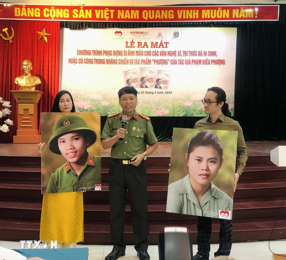 Đại tá, nhà văn Đặng Vương Hưng chia sẻ về Chương trình phục dựng di ảnh màu cho các văn nghệ sỹ, trí thức đã hy sinh hoặc có công trong kháng chiến. (Ảnh: Phương Lan/TTXVN)