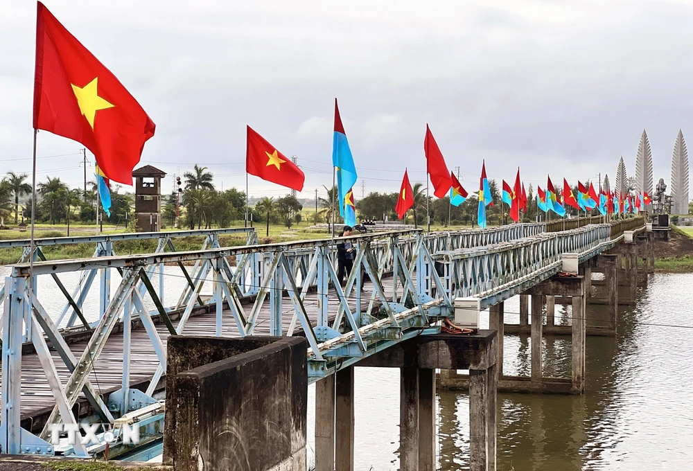 Cầu Hiền Lương trong ngày Lễ thượng cờ 'Thống nhất non sông.' (Ảnh: Nguyên Linh/TTXVN)