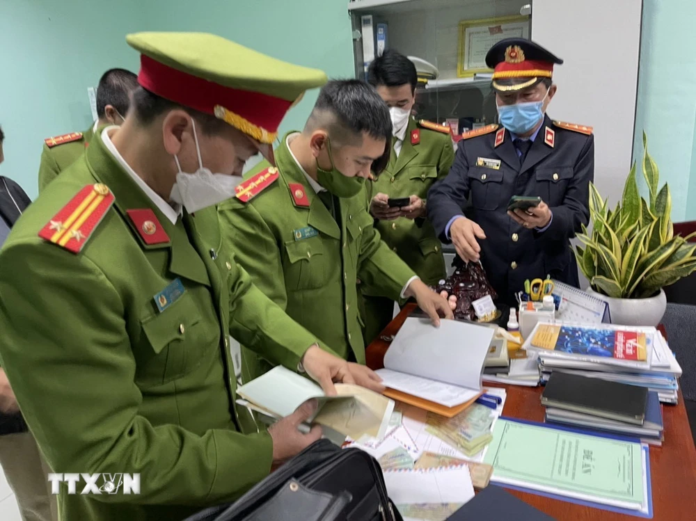 Cơ quan Cảnh sát Điều tra, Công an tỉnh Thừa Thiên-Huế khám xét nơi làm việc của hai đối tượng tại trụ sở CDC Thừa Thiên-Huế hồi tháng 2/2022. (Ảnh: TTXVN phát)