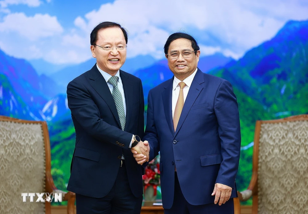 Thủ tướng Phạm Minh Chính tiếp ông Park Hark Kyu, Tổng Giám đốc phụ trách tài chính của Tập đoàn Samsung. (Ảnh: Dương Giang/TTXVN)