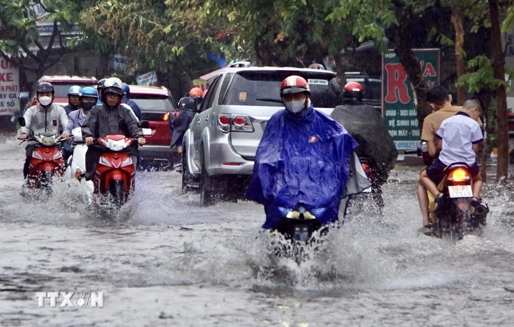 Một tuyến đường bị ngập vì mưa lớn ở Thành phố Hồ Chí Minh. (Ảnh: Hồng Giang/TTXVN)