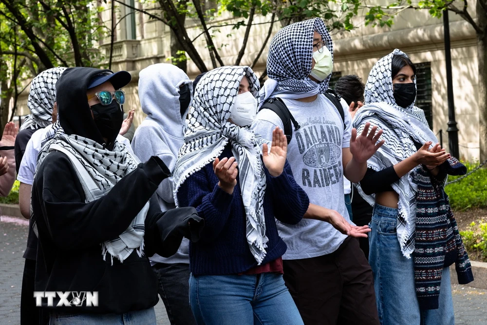 Sinh viên biểu tình gần cổng Đại học Columbia ở New York, Mỹ ngày 30/4/2024. (Ảnh: AFP/TTXVN)