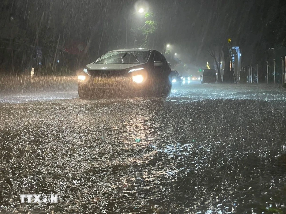 Người dân cần đề phòng mưa với cường độ lớn trong một thời gian ngắn gây ngập úng tại các khu đô thị. (Ảnh: An Đăng/TTXVN)