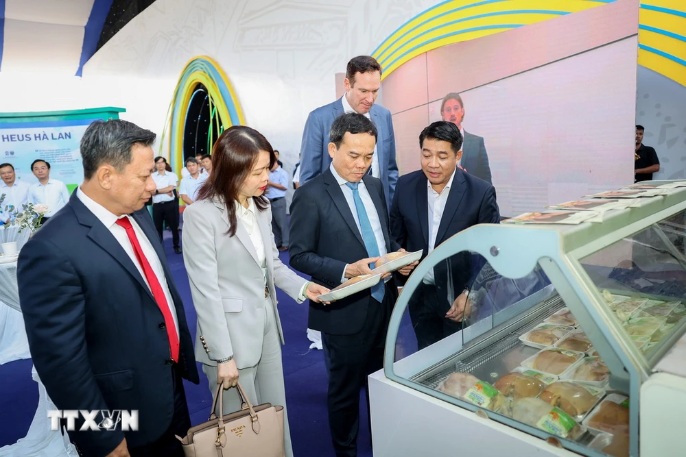 Phó Thủ tướng Trần Lưu Quang tham quan sản phẩm nông nghiệp sạch từ chuỗi liên kết Tập đoàn De Heus-Hùng Nhơn. (Ảnh: Giang Phương/TTXVN)