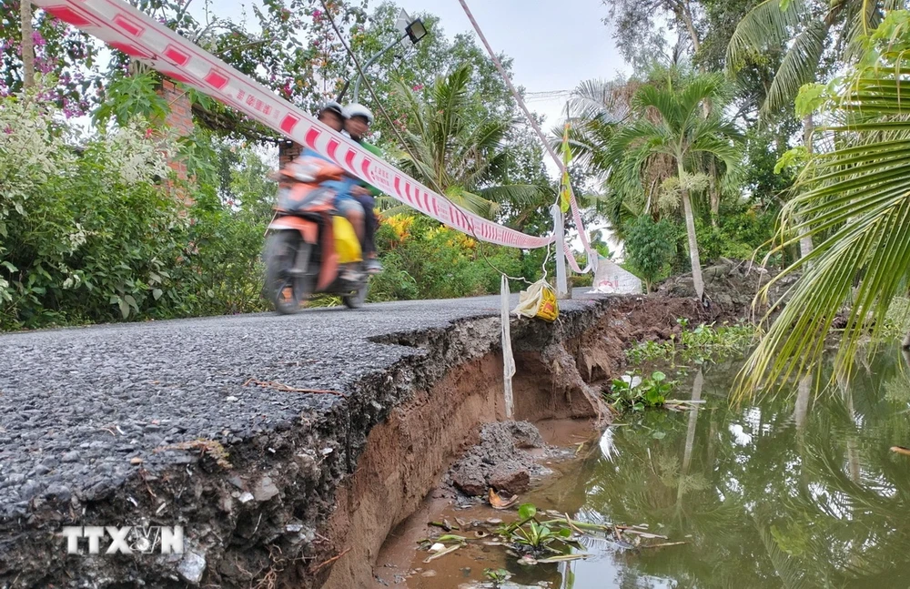 Hiện trường điểm sạt lở tuyến đường ôtô về trung tâm xã Ninh Quới, huyện Hồng Dân, tỉnh Bạc Liêu. (Ảnh: TTXVN phát)