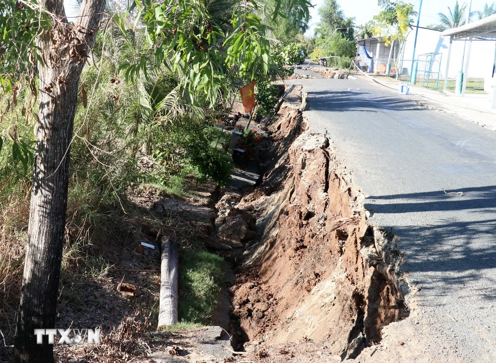 Đường tỉnh 965 trên địa bàn xã An Minh Bắc, huyện U Minh Thượng, tỉnh Kiên Giang bị sụt lún, sạt lở nghiêm trọng. (Ảnh: Lê Huy Hải/TTXVN)