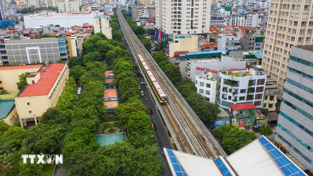 Đoàn tàu chạy kiểm tra định kỳ Dự án metro Nhổn-Ga Hà Nội. (Ảnh: Tuấn Anh/TTXVN)