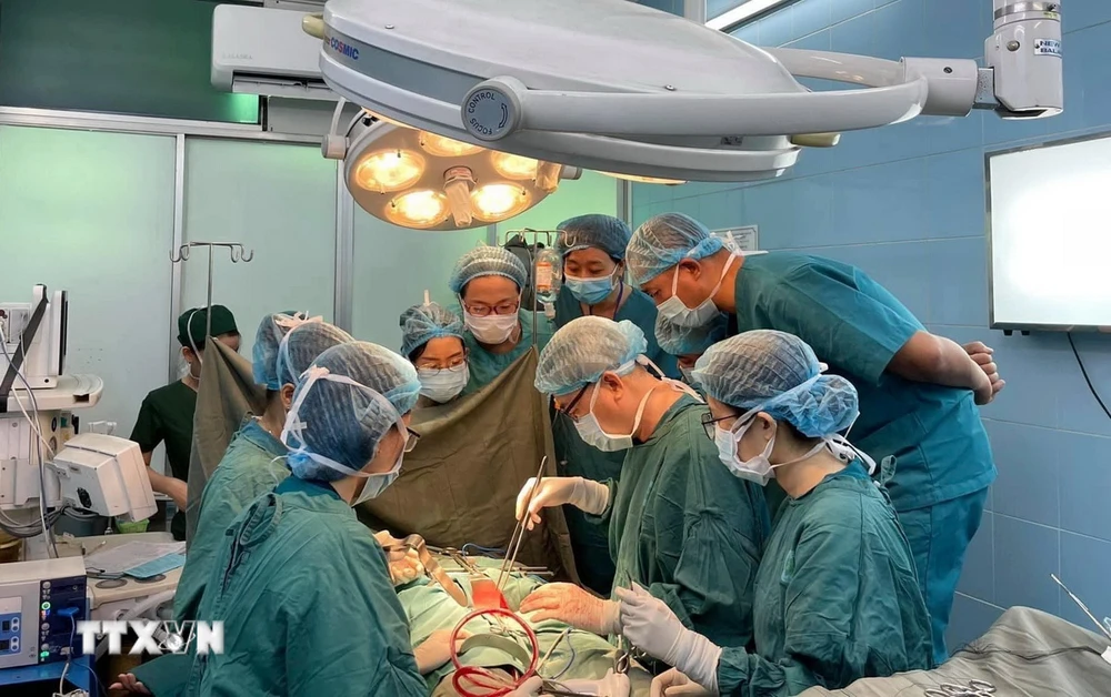 Các bác sỹ Bệnh viện Ung bướu Thành phố Hồ Chí Minh phẫu thuật ung thư cổ tử cung cho người bệnh. (Ảnh: TTXVN phát)