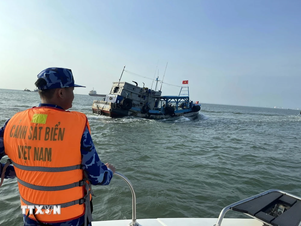 Lực lượng Cảnh sát Biển phát hiện tàu chở dầu trái phép. (Ảnh: TTXVN phát)