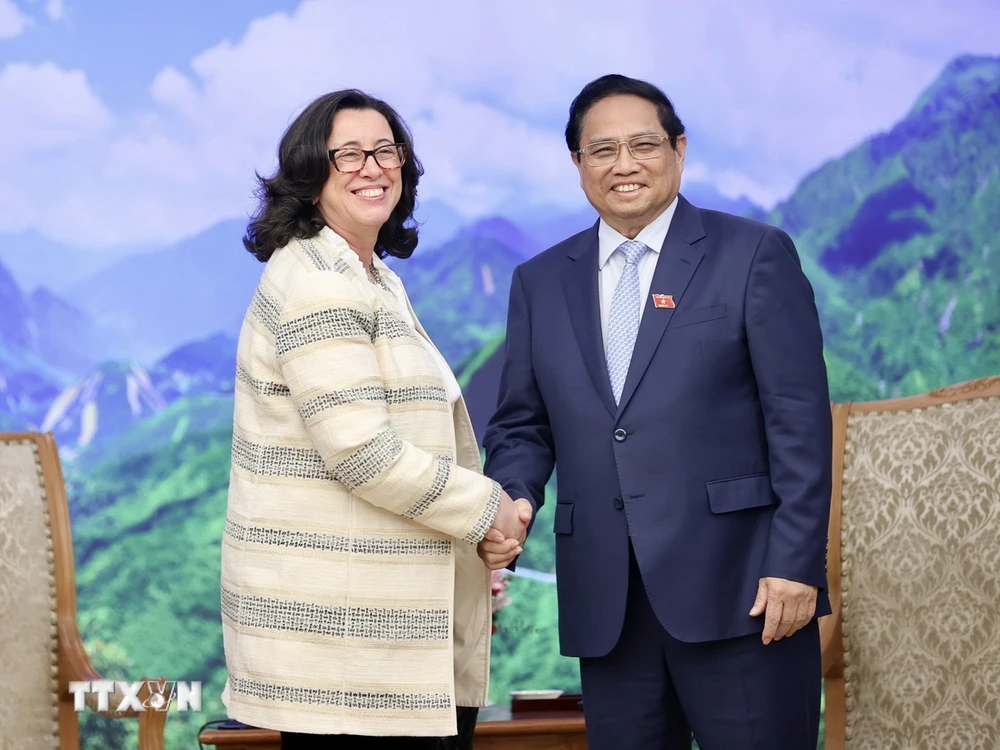 Thủ tướng Phạm Minh Chính tiếp bà Manuela V. Ferro, Phó Chủ tịch Ngân hàng Thế giới. (Ảnh: Dương Giang/TTXVN)