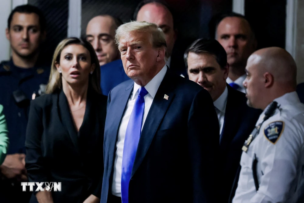 Cựu Tổng thống Mỹ Donald Trump (giữa, phía trước) rời Tòa án Tối cao Manhattan ở New York sau phiên xét xử ngày 30/5. (Ảnh: AFP/TTXVN)