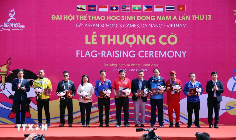 Ban Tổ chức trao quà lưu niệm cho đại diện các đoàn tham dự Đại hội Thể thao học sinh Đông Nam Á lần thứ 13. (Ảnh: Trần Lê Lâm/TTXVN)