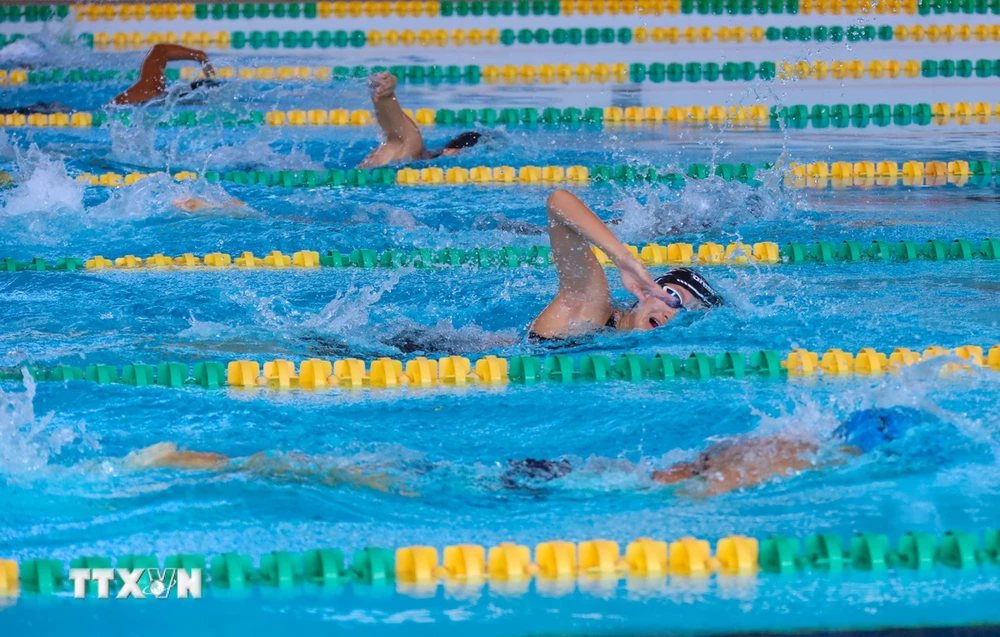 Vận động viên nữ các nước tranh tài nội dung bơi tự do tại vòng loại. (Ảnh: Trần Lê Lâm/TTXVN)
