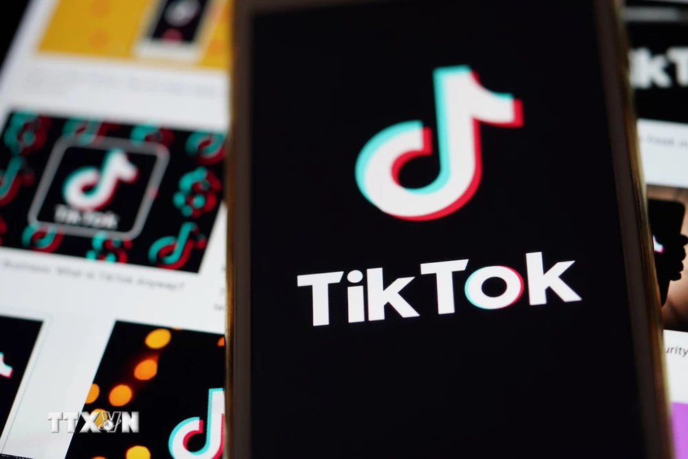 Biểu tượng mạng xã hội TikTok trên màn hình điện thoại ở Virginia, Mỹ. (Ảnh: THX/TTXVN)