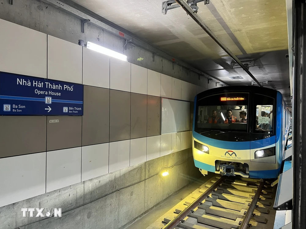 Đoàn tàu đầu tiên của tuyến metro số 1 (Bến Thành-Suối Tiên) chạy thử nghiệm trên toàn tuyến-đoạn Nhà ga ngầm Bến Thành, Thành phố Hồ Chí Minh hồi tháng 8/2023. (Ảnh: TTXVN phát)