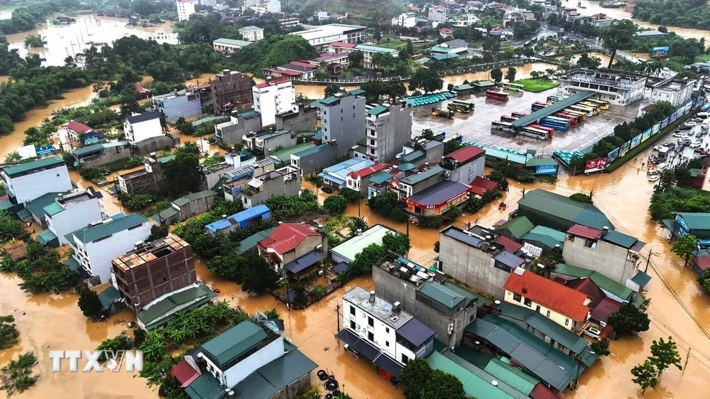 Mưa lũ đã khiến nhiều tuyến đường và hàng nghìn ngôi nhà ở thành phố Hà Giang bị ngập chìm trong nước. (Ảnh: TTXVN phát)