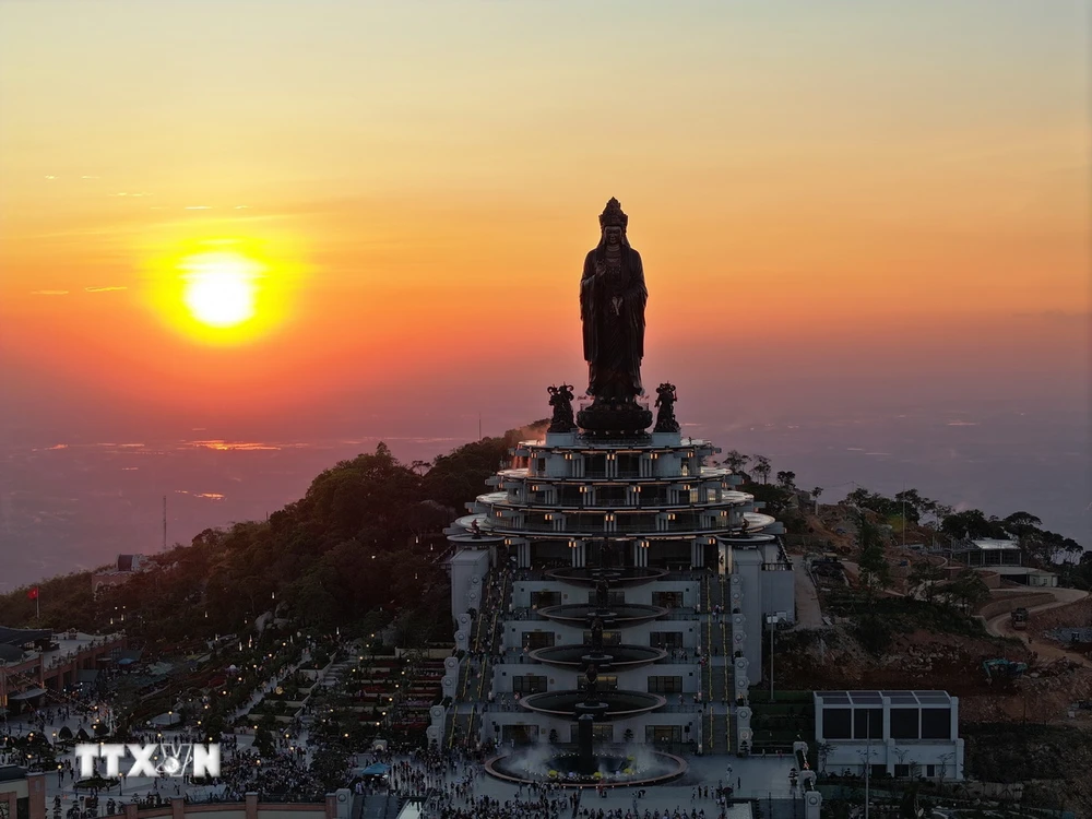 Đỉnh núi Bà Đen ở Tây Ninh hút khách du lịch với nhiều công trình ấn tượng. (Ảnh: Thanh Tân/TTXVN)