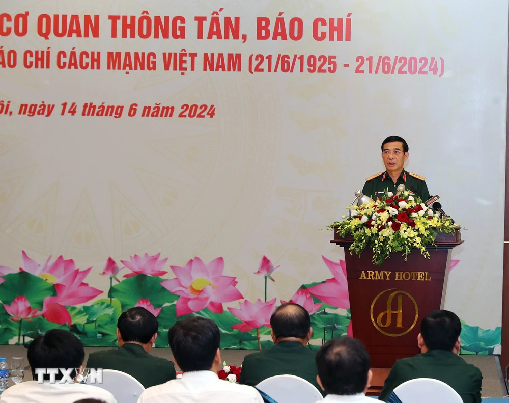 Đại tướng Phan Văn Giang, Ủy viên Bộ Chính trị, Phó Bí thư Quân ủy Trung ương, Bộ trưởng Bộ Quốc phòng phát biểu tại buổi gặp mặt. (Ảnh: Trọng Đức/TTXVN)