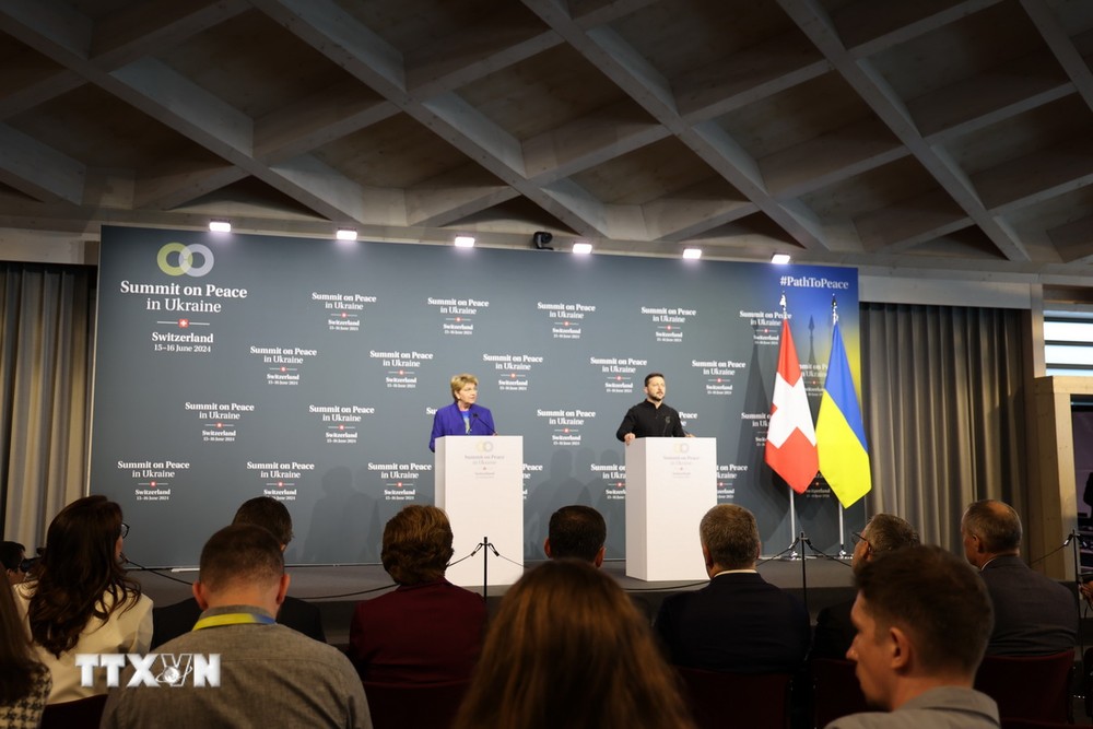 Tổng thống Thụy Sĩ Viola Amherd và Tổng thống Ukraine Volodymyr Zelensky tham dự họp báo về Hội nghị thượng đỉnh về hòa bình cho Ukraine. (Ảnh: Anh Hiển/TTXVN)