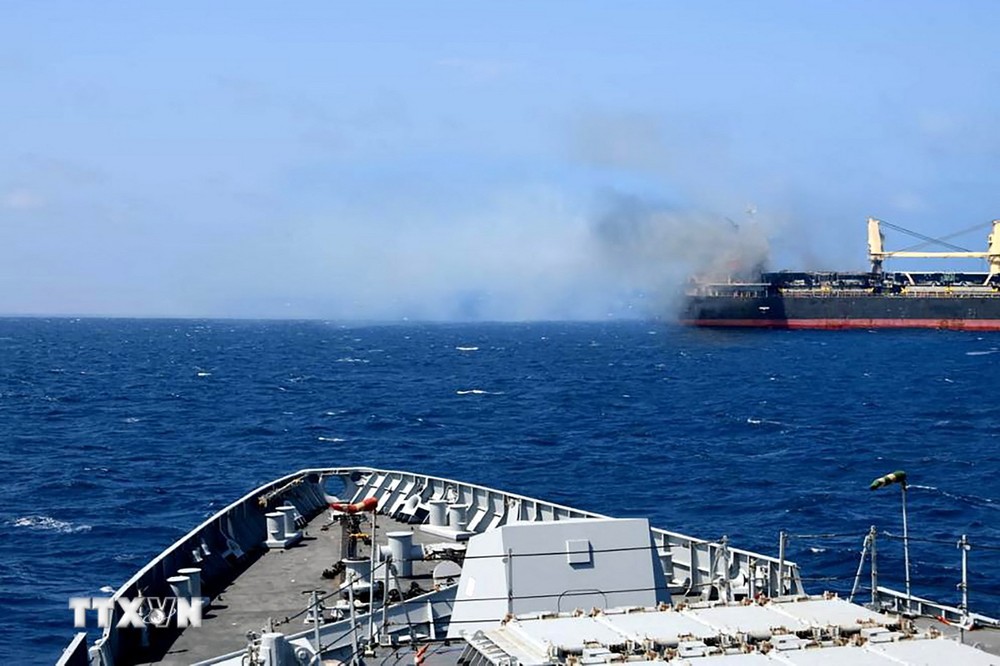 Một con tàu bị lực lượng Houthi tấn công trên Vịnh Aden. (Ảnh: AFP/TTXVN)