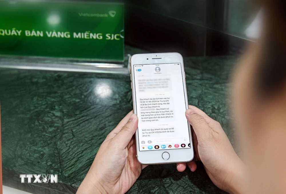 Đăng ký online mua vàng miếng SJC tại Vietcombank. (Ảnh: TTXVN phát)