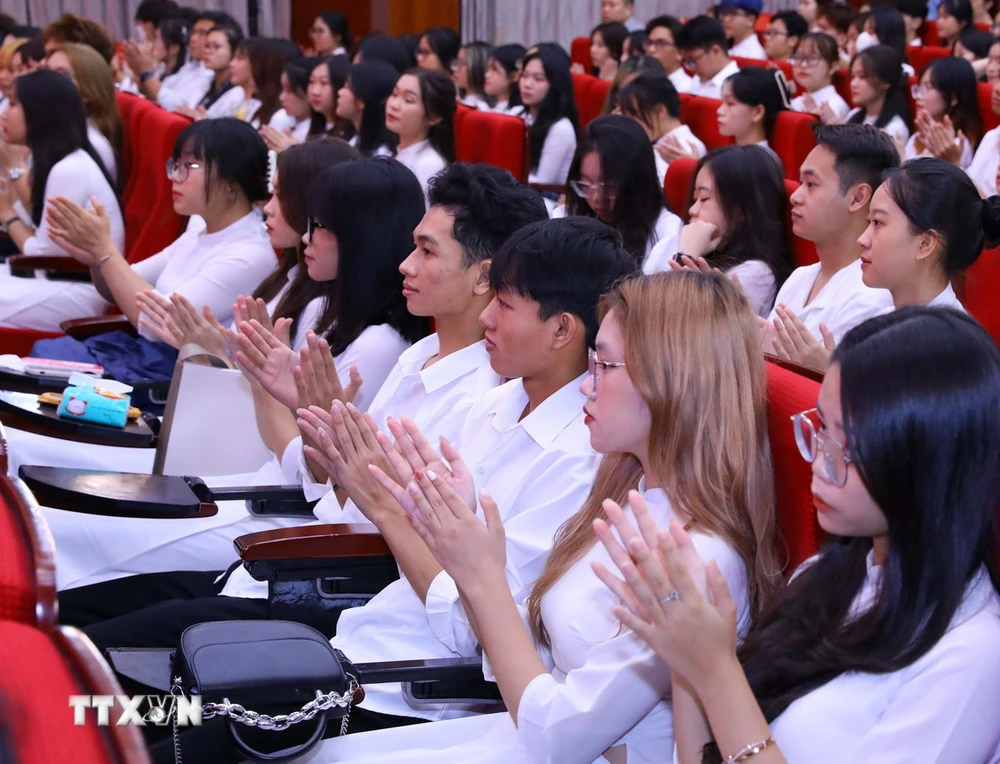 Sinh viên Học viện Báo chí và Tuyên truyền dự lễ khai giảng năm học 2023-2024. (Ảnh: Văn Điệp/TTXVN)