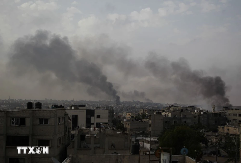 Khói bốc lên từ thành phố Rafah, Dải Gaza. (Ảnh: THX/TTXVN)