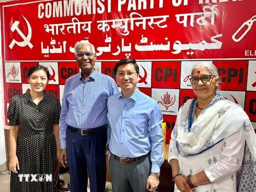 Đại sứ Nguyễn Thanh Hải và Tổng Bí thư Đảng Cộng sản Ấn Độ D.Raja (ở giữa) cùng đại biểu hai nước. (Ảnh: Đại sứ quán Việt Nam tại Ấn Độ)