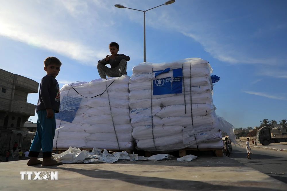 Hàng viện trợ nhân đạo được chuyển tới Khan Younis, Dải Gaza, ngày 31/5. (Ảnh: THX/TTXVN)