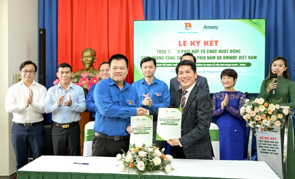 Đại diện Amway Việt Nam và Trung ương Đoàn Thanh niên Cộng sản Hồ Chí Minh ký kết hợp tác.