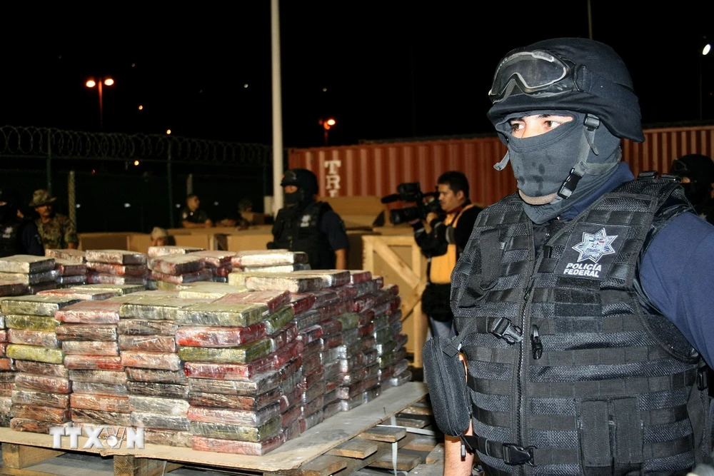 Cảnh sát Mexico gác bên số ma túy thu giữ trong các chiến dịch truy quét tội phạm ma túy tại Mexico City. (Ảnh: AFP/TTXVN)