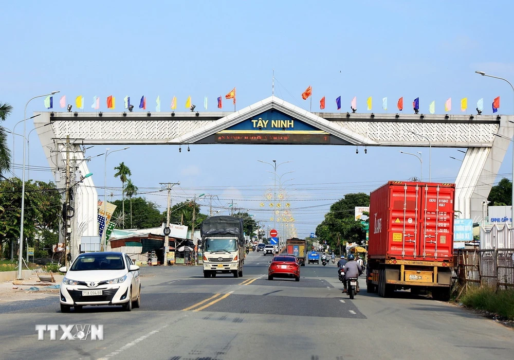 Quốc lộ 22, đoạn qua huyện Trảng Bàng, cửa ngõ vào tỉnh Tây Ninh từ Thành phố Hồ Chí Minh. (Ảnh: Hồng Đạt/TTXVN)