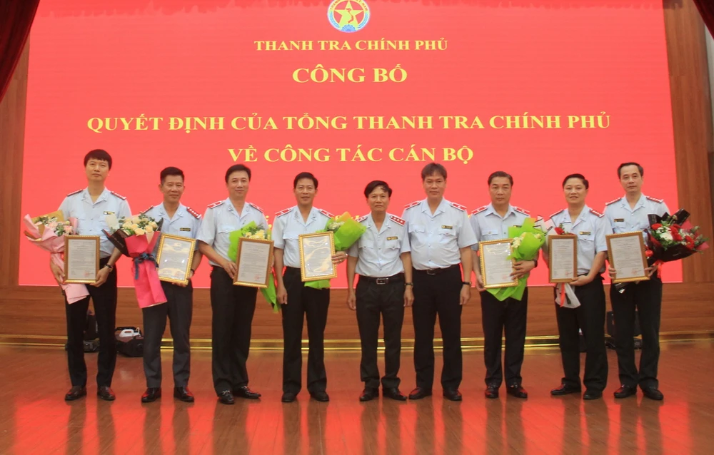 Phó Tổng Thanh tra Chính phủ Bùi Ngọc Lam chúc mừng 7 cán bộ được điều động, bổ nhiệm lần này. (Nguồn: Thanh tra Chính phủ)