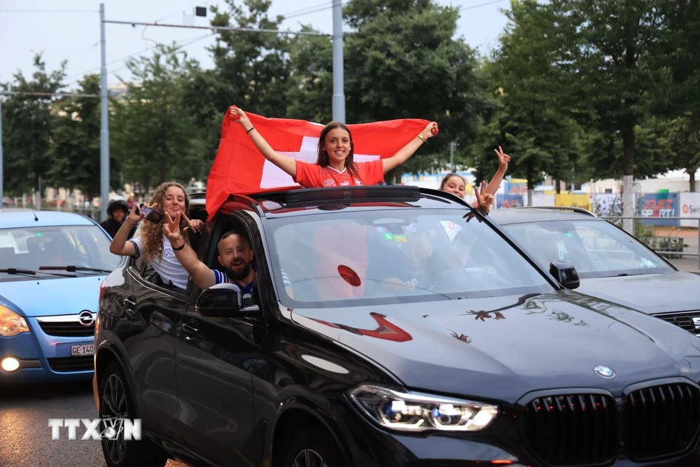 Cổ động viên Thụy Sĩ ăn mừng trên xe hơi. (Ảnh: Anh Hiển/TTXVN)