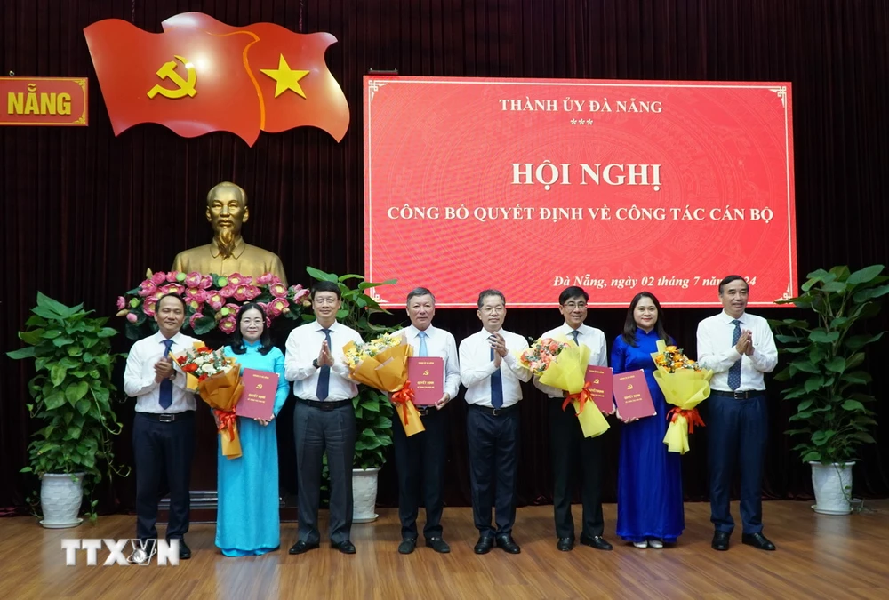 Lãnh đạo thành phố Đà Nẵng trao quyết định và tặng hoa cho các cán bộ được điều động, luân chuyển. (Ảnh: Quốc Dũng/TTXVN)