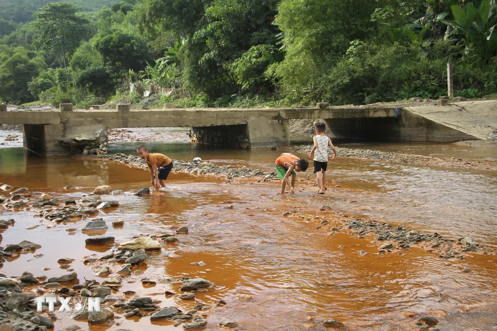 Nước sông Nậm Huống tại xã Châu Thành, huyện Quỳ Hợp, tỉnh Nghệ An chuyển màu đục vàng. (Ảnh: Văn Tý/TTXVN)