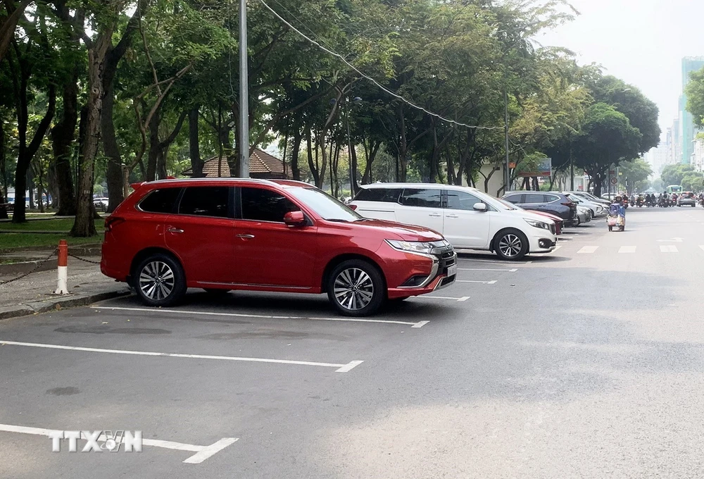 Đỗ xe ôtô dưới lòng đường ở Thành phố Hồ Chí Minh. (Nguồn: TTXVN)