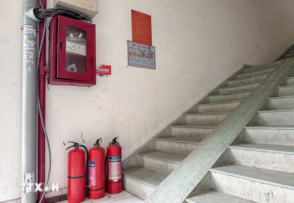 Khu vực để thiết bị phòng cháy, chữa cháy tại một tòa nhà. (Ảnh: Thanh Liêm/TTXVN)