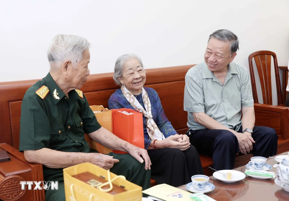 Chủ tịch nước Tô Lâm thăm và tặng quà gia đình ông Võ Đại Nhân và bà Võ Thị Vân. (Ảnh: Nhan Sáng/TTXVN)