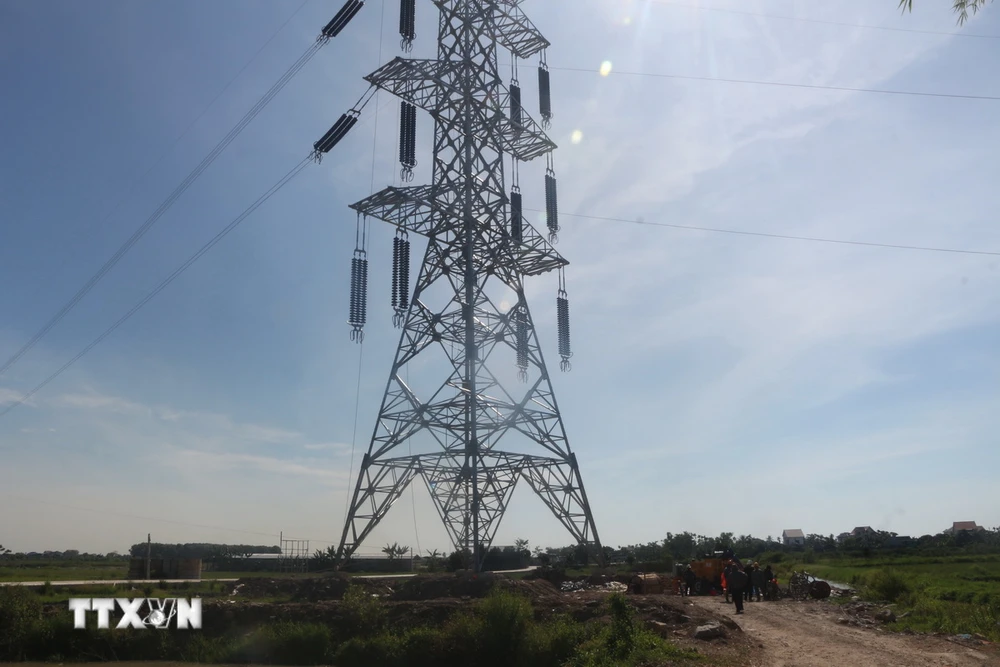 Đường dây 500kV mạch 3 đoạn qua xã Diễn Thái, huyện Diễn Châu đang được các đơn vị thi công kéo dây. (Ảnh: Bích Huệ/TTXVN)