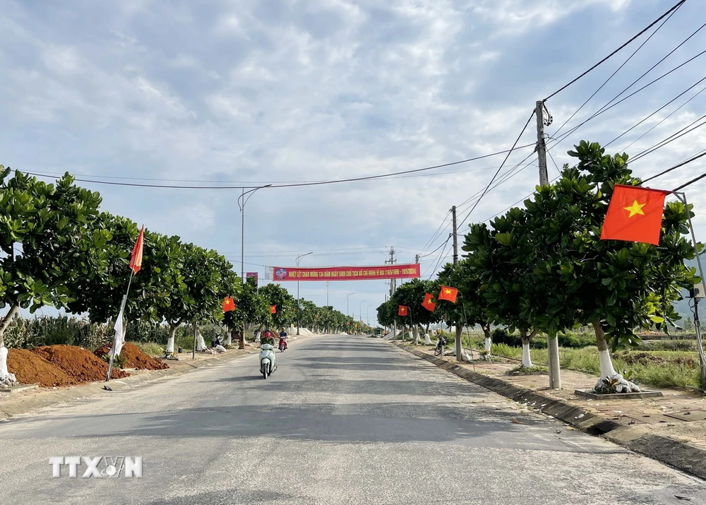 Đường giao thông trên đảo Lý Sơn được đầu tư kết nối đồng bộ. (Ảnh: Phạm Cường/TTXVN)