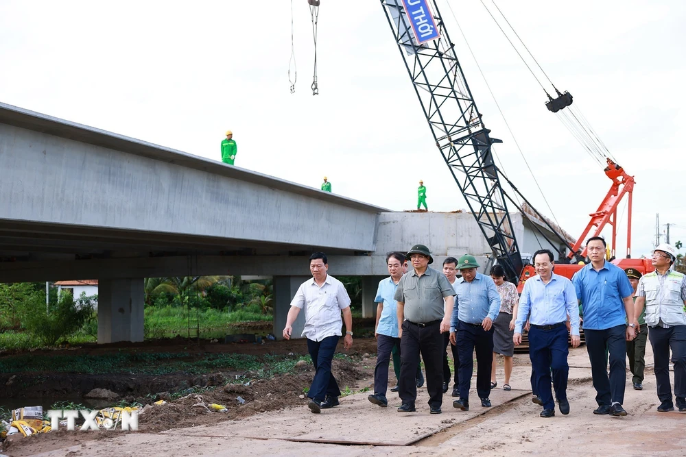 Thủ tướng Phạm Minh Chính kiểm tra công trường thi công Dự án Cao tốc Cần Thơ-Cà Mau đoạn qua tỉnh Hậu Giang. (Ảnh: Dương Giang/TTXVN)