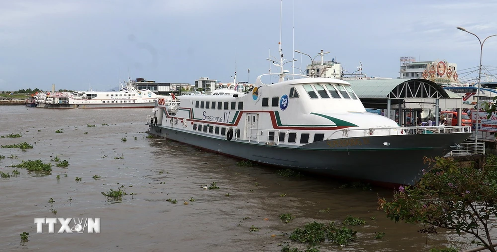 Tàu cao tốc tại Cảng hành khách thành phố Rạch Giá (Kiên Giang) tạm ngừng hoạt động do thời tiết xấu. (Ảnh: Lê Huy Hải/TTXVN)