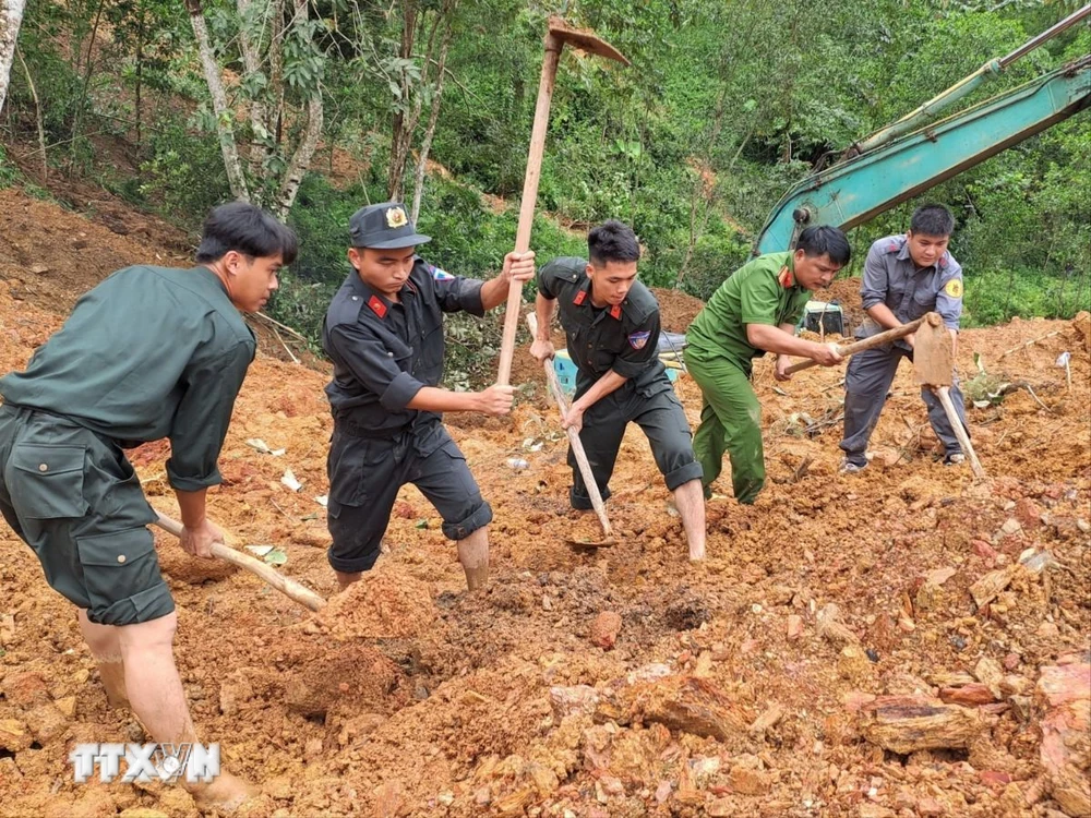 Các lực lượng chức năng khẩn trương tìm kiếm các nạn nhân đang bị vùi lấp. (Ảnh: Đức Thọ/TTXVN)