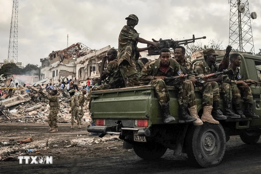 Binh sỹ Somalia tuần tra tại hiện trường một vụ đánh bom ở thủ đô Mogadishu. (Ảnh: AFP/TTXVN)