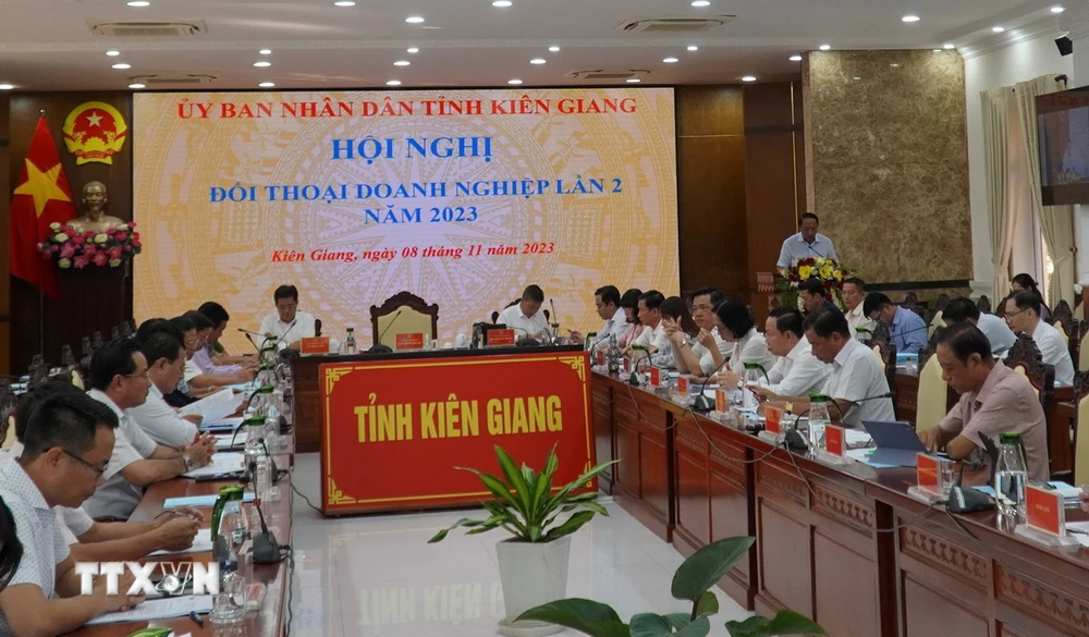 Một hội nghị đối thoại giữa Ủy ban Nhân dân tỉnh Kiên Giang với doanh nghiệp. (Ảnh: Văn Sĩ/TTXVN)