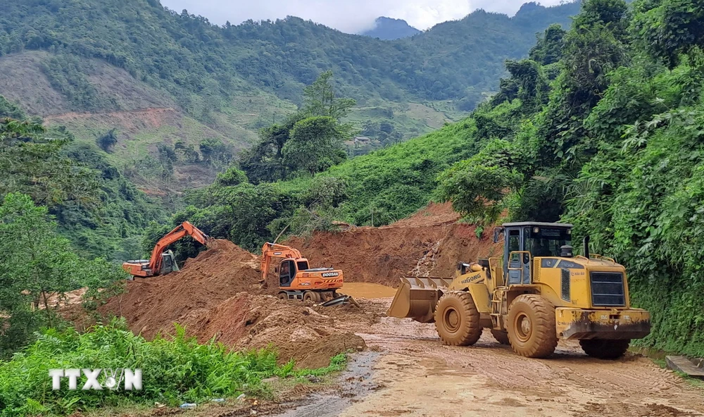 Các phương tiện máy móc tập trung xử lý hàng ngàn mét khối bùn đất trong vụ sạt lở ở Hà Giang. (Ảnh Đức Thọ/TTXVN)